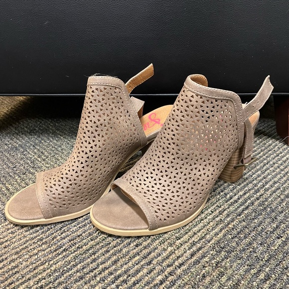 Heels - Picture 1 of 3